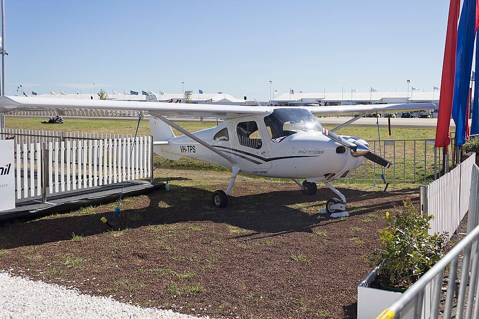 Cessna 162 vs 172: Cessna Models Compared