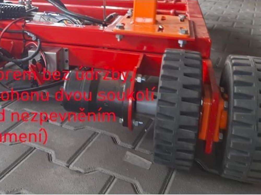 APplastic ST5 self-propelled hydraulic helicopter tug