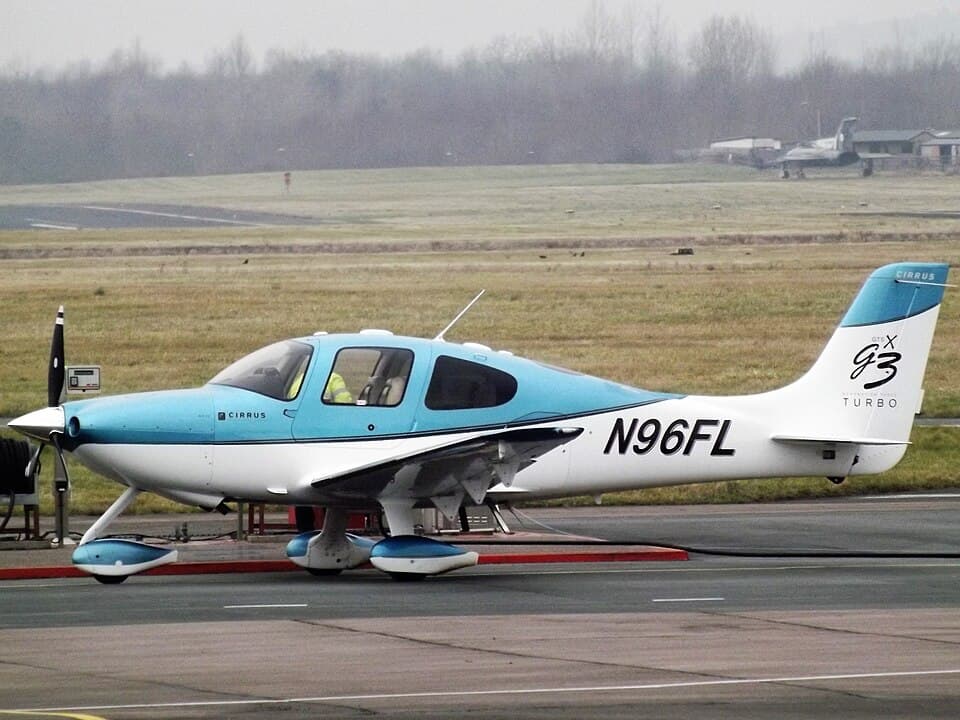 Cirrus SR22 vs Cessna 172: A Single-Engine Piston Plane Comparison