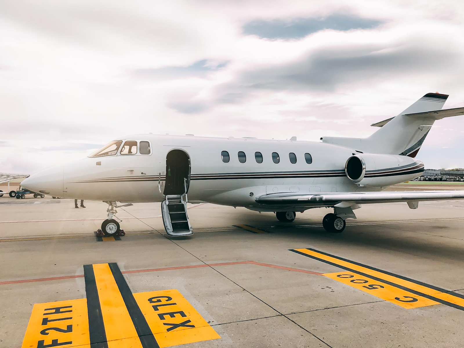 How Do Private Planes Work At Airports? A Simple Guide To Private Jet Operations