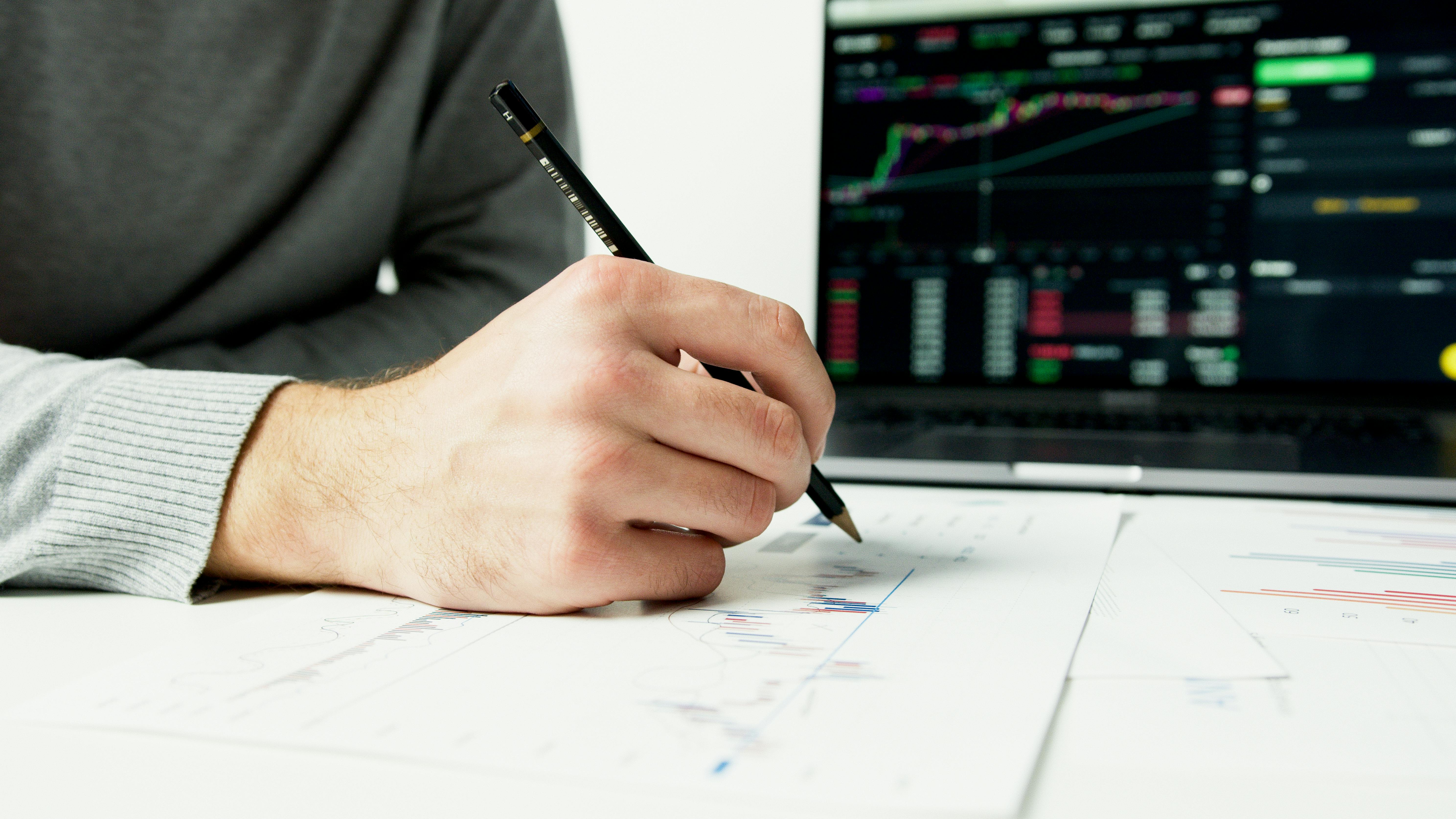 15 Pros and Cons of Using an Aircraft Broker (What Buyers and Sellers Should Know)