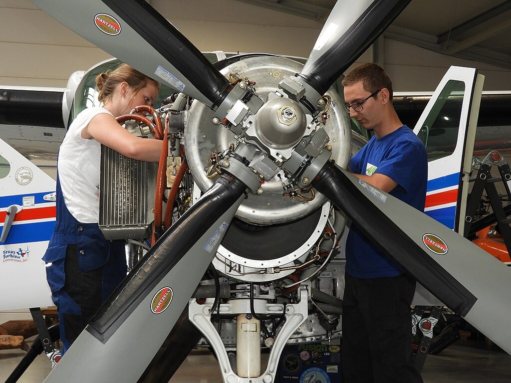 How to Start a Flooded Cessna 172 Engine Safely