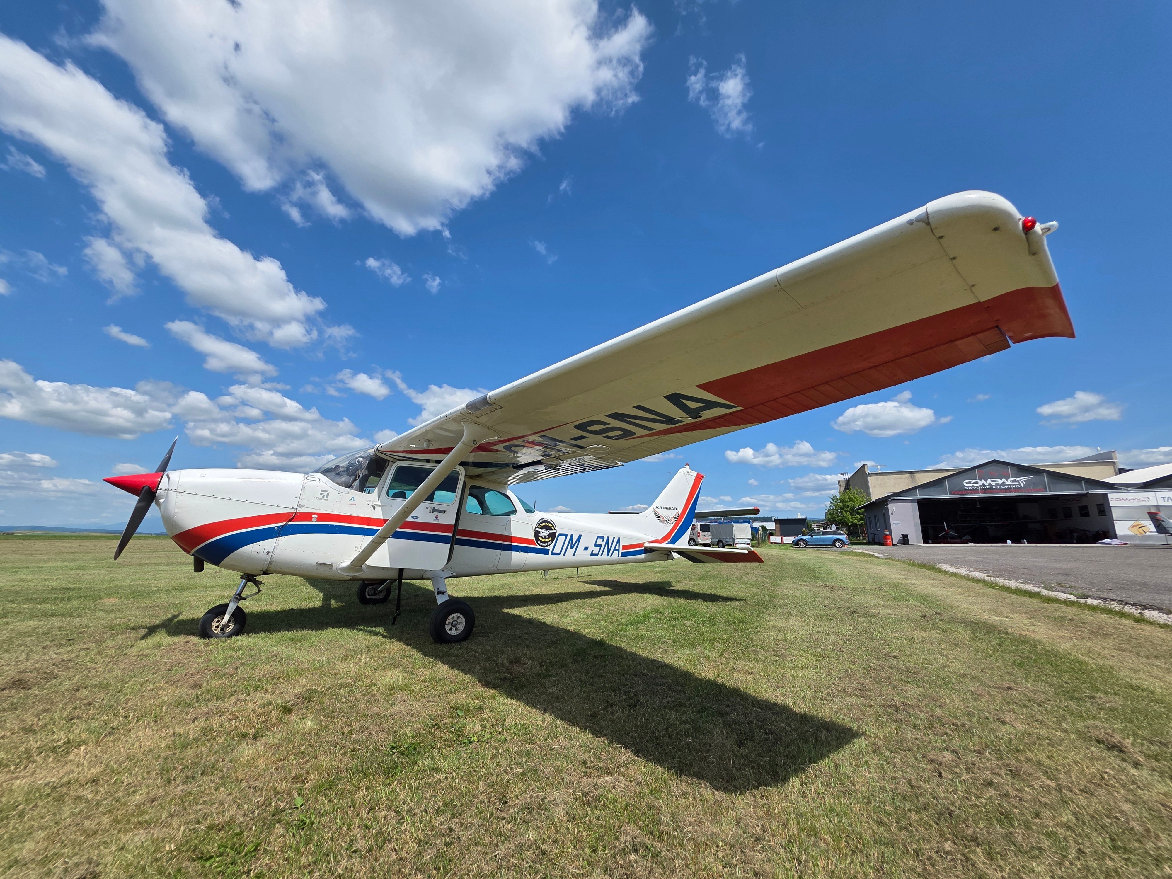 Should I Learn to Fly in a Cessna 152 or 172? How to Decide