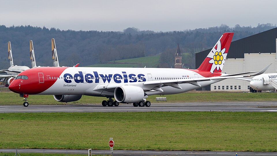Airbus A350 vs Boeing 777: Two Widebody Giants Comparison