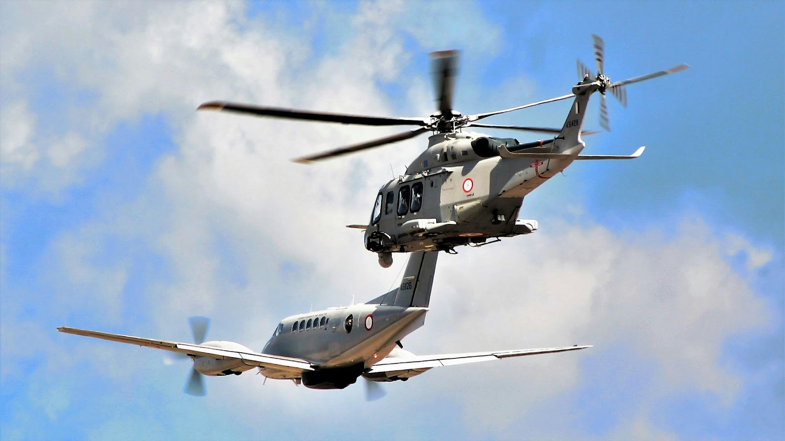 HELICOPTER VS AIRPLANE DYNAMICS: KEY FLIGHT DIFFERENCES